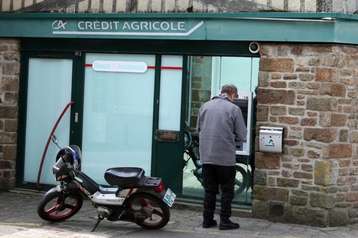 LFI lance une pétition contre l'interdiction des découverts bancaires prévue pour 2026