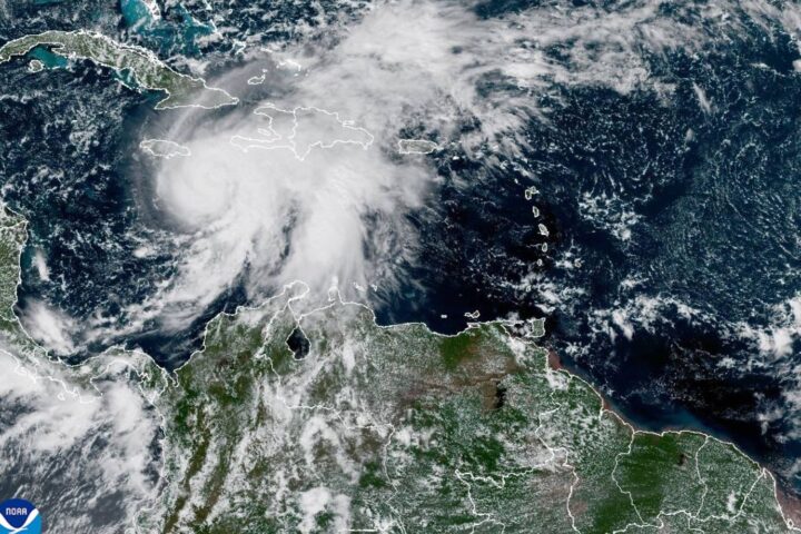 L'ouragan Melissa menace la Jamaïque avec des conditions météorologiques catastrophiques à l'horizon
