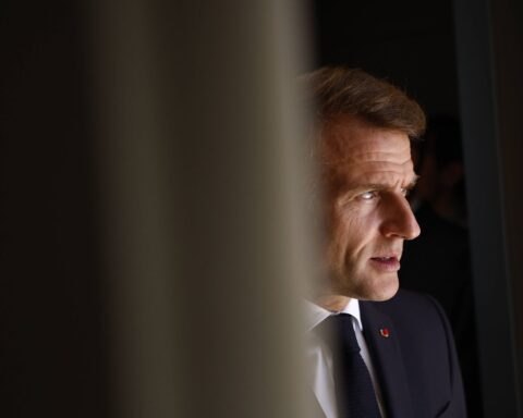 Macron admet un compromis sur les retraites pour assurer la stabilité à l'Assemblée