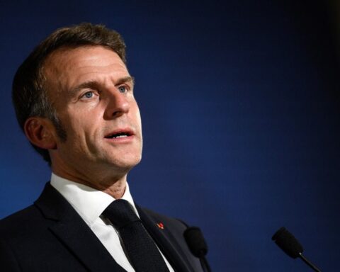 Macron appelle à résister aux menaces des réseaux sociaux sur la démocratie