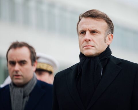 Macron charge Lecornu de négocier une solution politique d'ici mercredi soir