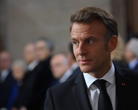 Macron convoque les chefs de partis à l'Élysée, mais exclut le RN et LFI