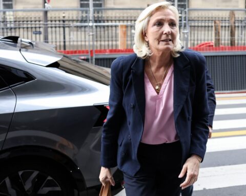 Marine Le Pen annonce une censure « de tous les gouvernements » jusqu'à la dissolution