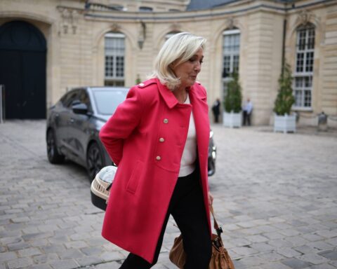 Marine Le Pen arrive à Matignon avec un chaton avant sa rencontre avec Sébastien Lecornu