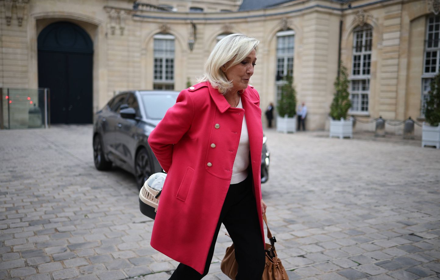 Marine Le Pen arrive à Matignon avec un chaton avant sa rencontre avec Sébastien Lecornu