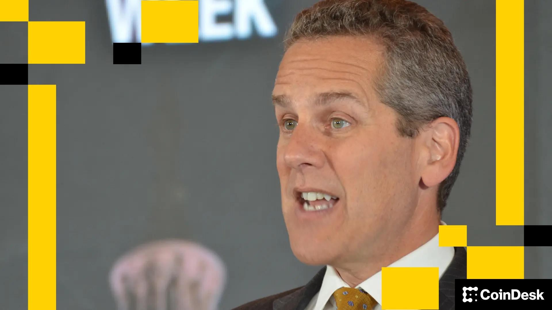 Michael Barr met en garde contre les dangers des stablecoins lors d'un événement à Washington