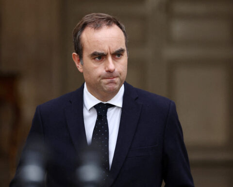 Négociations de dernière minute pour Sébastien Lecornu face à une crise politique croissante