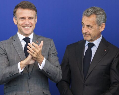 Nicolas Sarkozy reçoit une visite d'Emmanuel Macron avant son incarcération prévue à la prison de la Santé