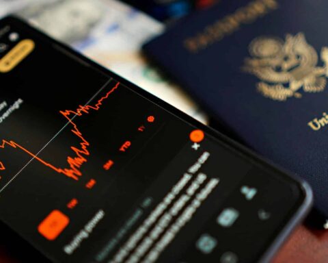 Nvidia atteint une capitalisation boursière historique de 5000 milliards de dollars à Wall Street.