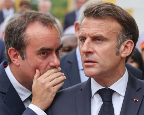Options de gouvernement pour Emmanuel Macron après la démission surprise de Sébastien Lecornu