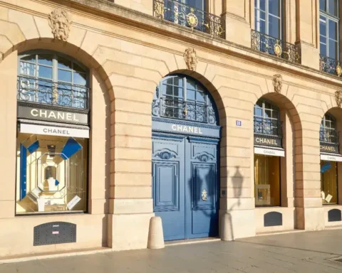 Paris : la maire du 8e révèle avoir dépensé 35 000 € en vêtements, suscitant la controverse.