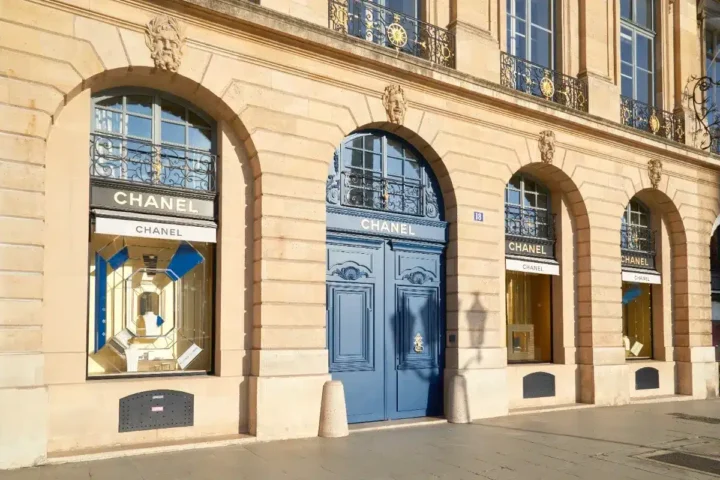 Paris : la maire du 8e révèle avoir dépensé 35 000 € en vêtements, suscitant la controverse.