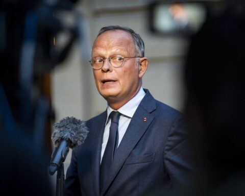 Philippe défie Macron en appelant à une démission pour une présidentielle anticipée