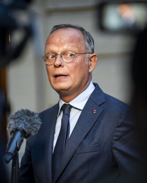 Philippe défie Macron en appelant à une démission pour une présidentielle anticipée