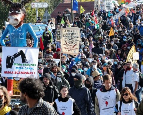 Plus d'un millier d'opposants se mobilisent contre le projet du canal Seine-Nord Europe près de Thourotte