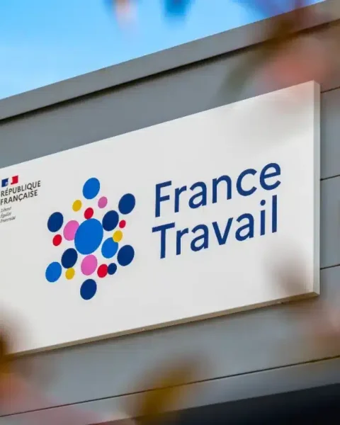 Refuser un CDI entraînera des conséquences financières : France Travail met fin aux allocations chômage.