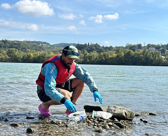 Rémi Camus descend le Rhône en packraft pour analyser la pollution par les PFAS