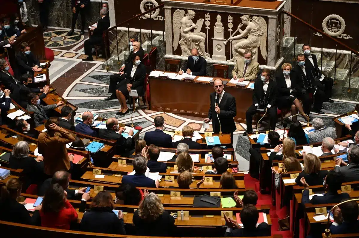 Retraites, essence, fiscalité : le plan 2026 qui pourrait enflammer les ménages français.