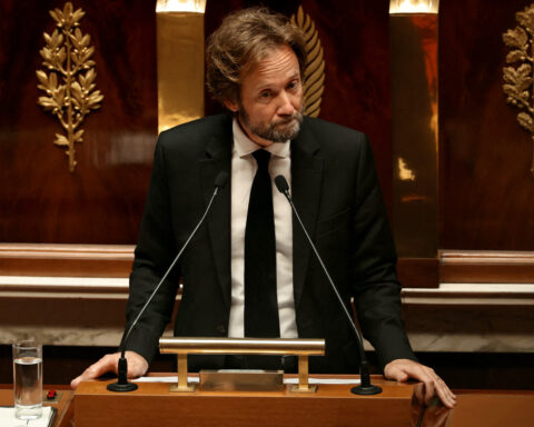Retraites : le parti socialiste s'abstient de voter la censure du gouvernement