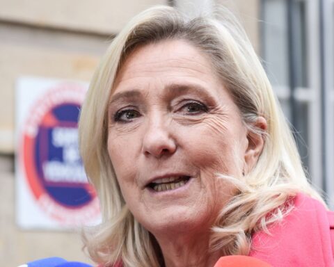 RN et LFI menacent de déposer une motion de censure contre le gouvernement Lecornu II