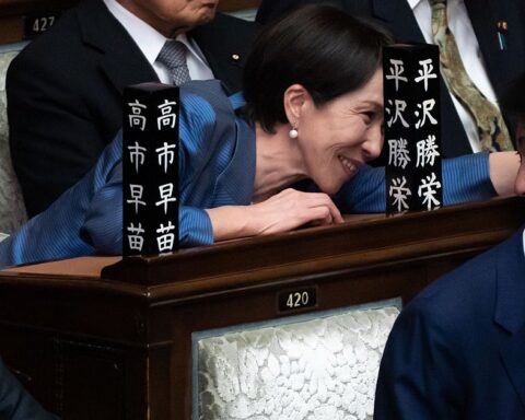 Sanae Takaichi élue première femme Première ministre du Japon malgré des défis politiques