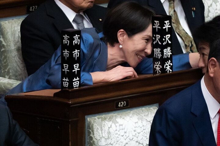 Sanae Takaichi élue première femme Première ministre du Japon malgré des défis politiques
