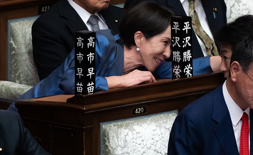 Sanae Takaichi élue première femme Première ministre du Japon malgré des défis politiques