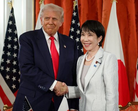 Sanae Takaichi, nouvelle Première ministre japonaise, face au défi de séduire Trump