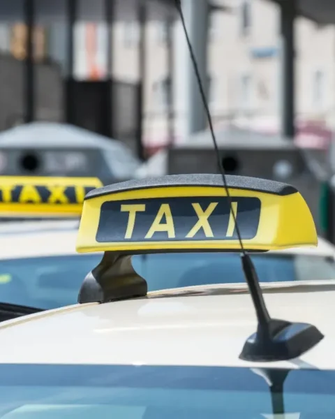 Scandale à la Sécurité sociale : des chauffeurs de taxi détournaient 300.000 € grâce à des courses fictives.