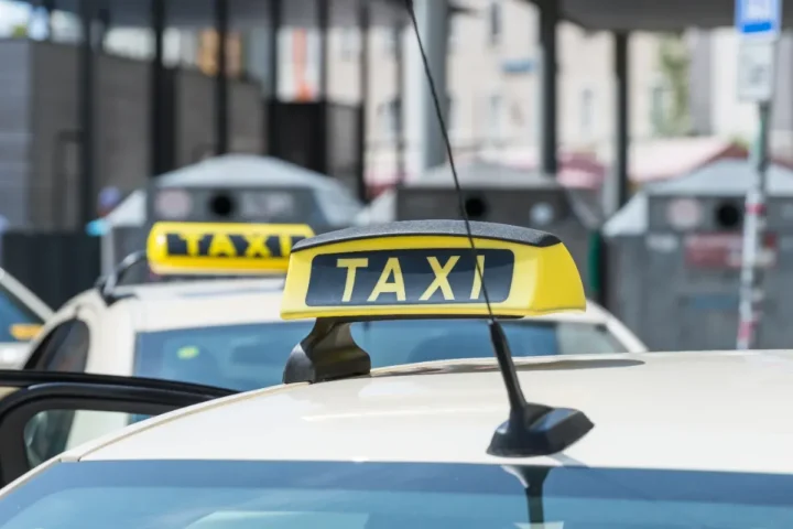 Scandale à la Sécurité sociale : des chauffeurs de taxi détournaient 300.000 € grâce à des courses fictives.