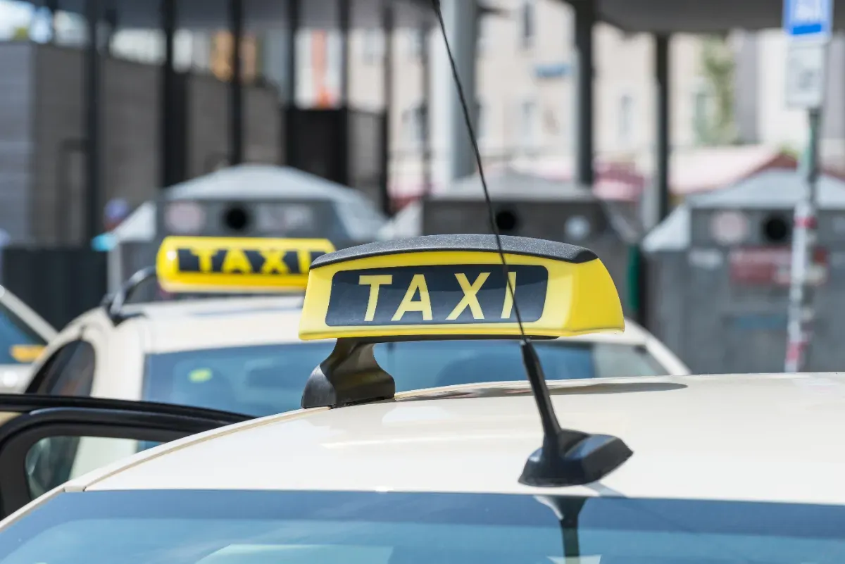 Scandale à la Sécurité sociale : des chauffeurs de taxi détournaient 300.000 € grâce à des courses fictives.
