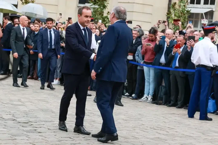 Scandale suite à la démission de Lecornu : des ministres perçoivent des rémunérations exorbitantes pour quelques heures de travail.