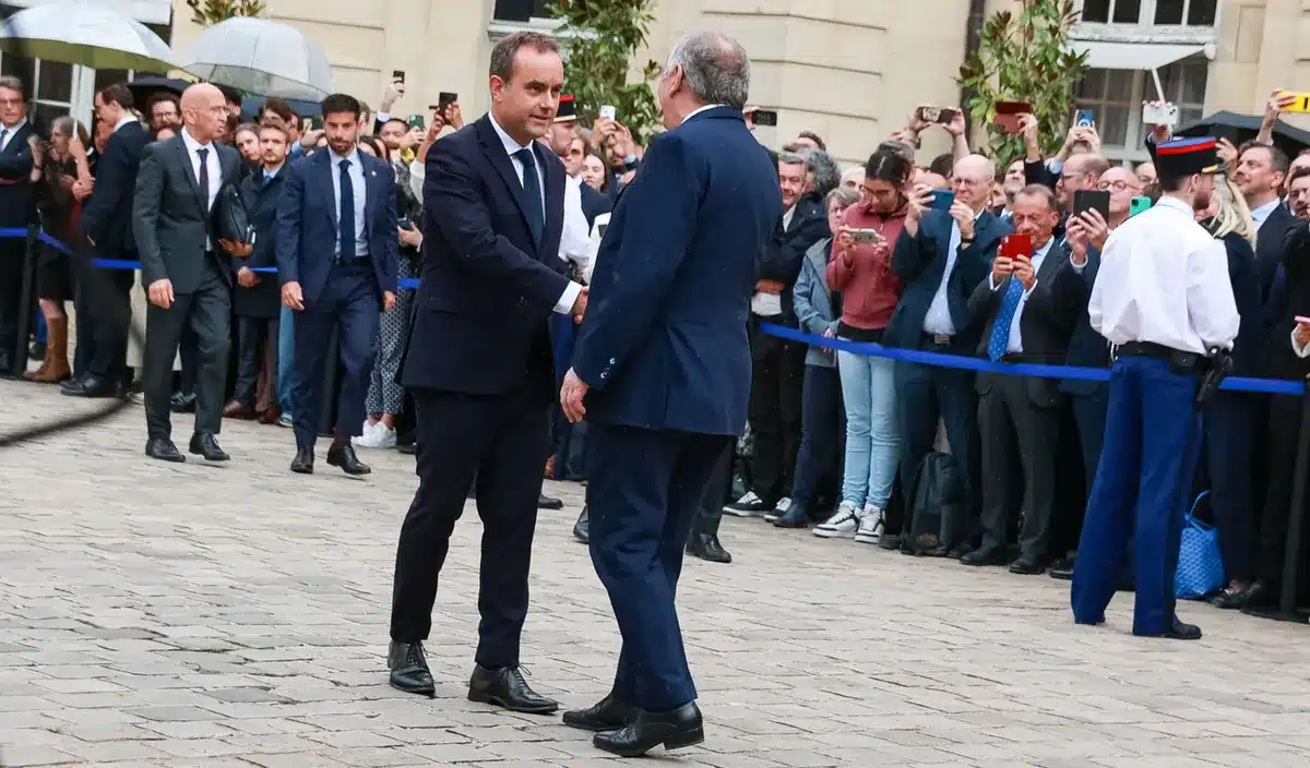 Scandale suite à la démission de Lecornu : des ministres perçoivent des rémunérations exorbitantes pour quelques heures de travail.