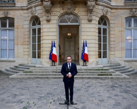 Sébastien Lecornu de retour au poste de Premier ministre : tensions et menaces de censure des oppositions
