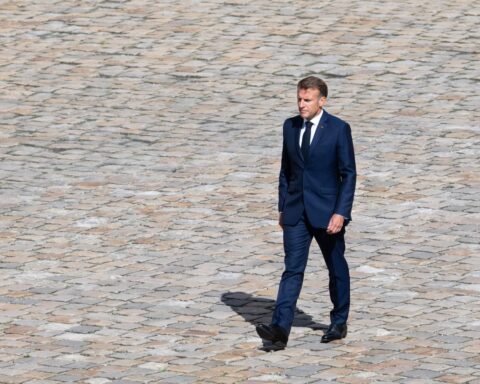 Sébastien Lecornu démissionne : la classe politique en attente d'un nouvel Premier ministre avant vendredi