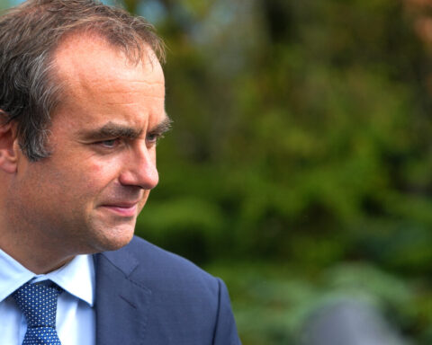 Sébastien Lecornu dévoile ses propositions budgétaires pour apaiser l'opposition en France