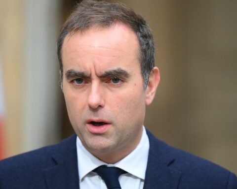 Sébastien Lecornu face à un défi budgétaire crucial avant mercredi en France