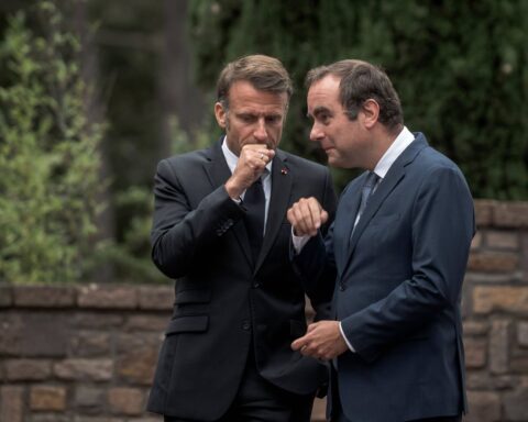 Sébastien Lecornu face aux partis : ultimes négociations à Matignon après sa démission
