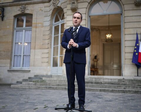 Sébastien Lecornu, Premier ministre français le plus éphémère de la Ve République