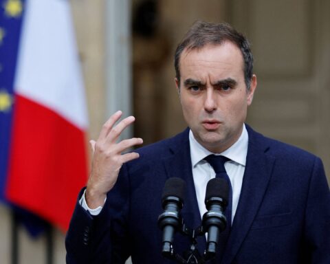 Sébastien Lecornu reconduit à Matignon face à des menaces de censure des oppositions