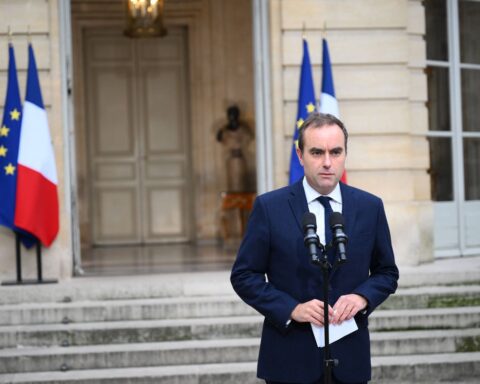 Sébastien Lecornu reconduit par Emmanuel Macron en pleine crise politique à Matignon