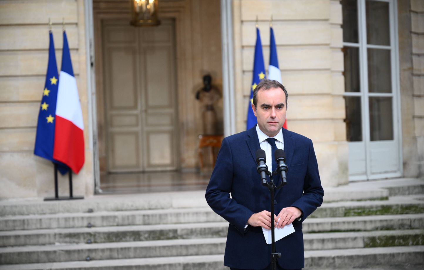 Sébastien Lecornu reconduit par Emmanuel Macron en pleine crise politique à Matignon