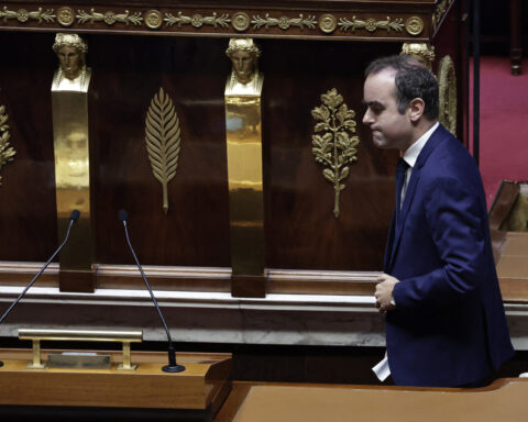 Suspension de la réforme des retraites : des promesses incertaines du gouvernement français