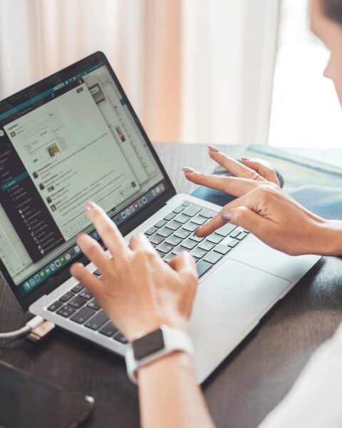 Télétravail : la Cour de cassation valide le droit des employés aux titres-restaurant.