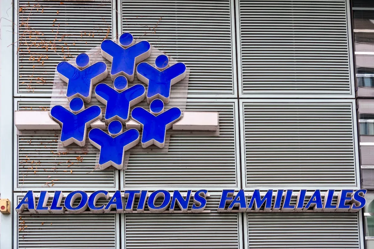 Trois frères mettent en place une fraude massive à la CAF, faisant disparaître 100 000 €.