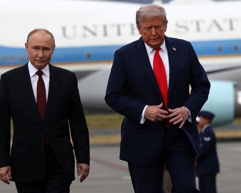 Trump critique Poutine sur le test de missile nucléaire russe et appelle à mettre fin à la guerre