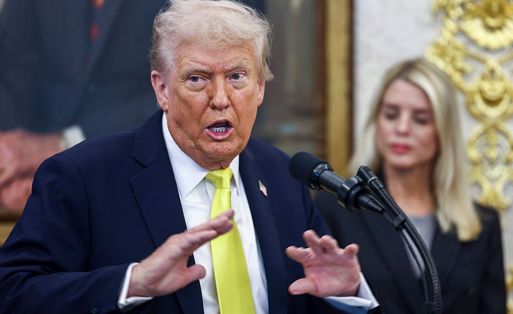 Trump envisage des frappes militaires imminentes au Venezuela