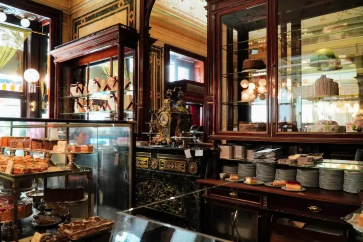 « Un restaurant facture 65 € pour une chaise haute, suscitant des interrogations »