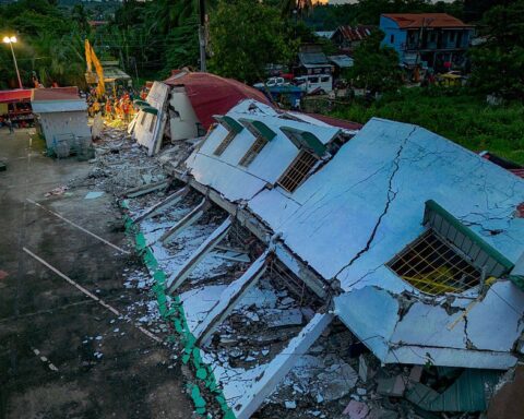 Un séisme de 6,9 magnitude tue au moins 72 personnes aux Philippines, un des plus meurtriers depuis 2013