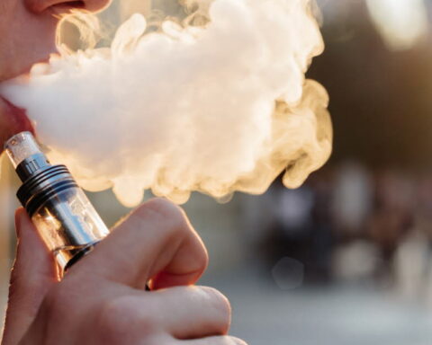 Une alerte de l'OMS sur la dépendance à la nicotine chez les adolescents à cause du vapotage